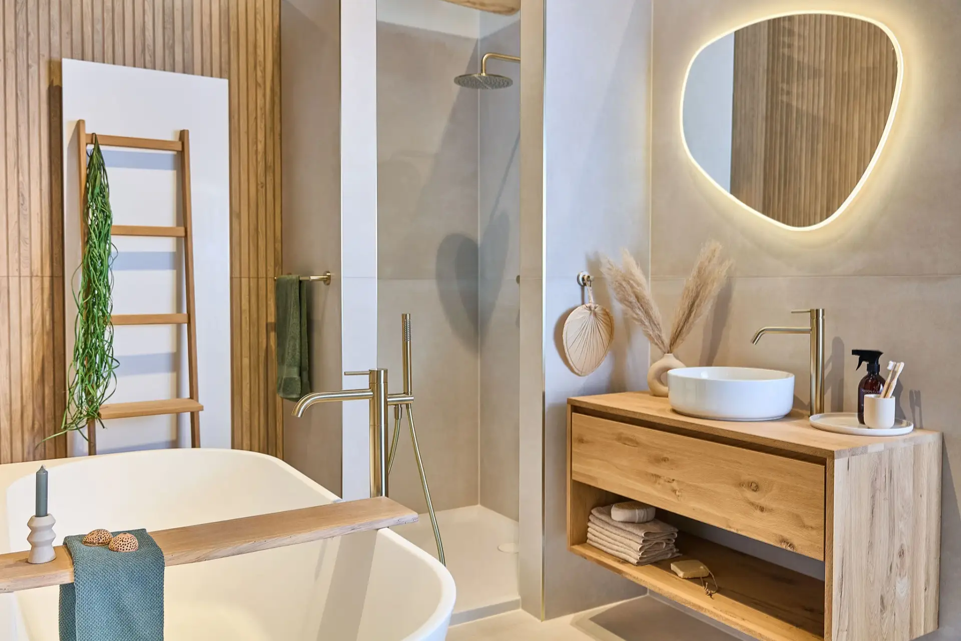 Badkamer met houten badmeubel van Blue Label