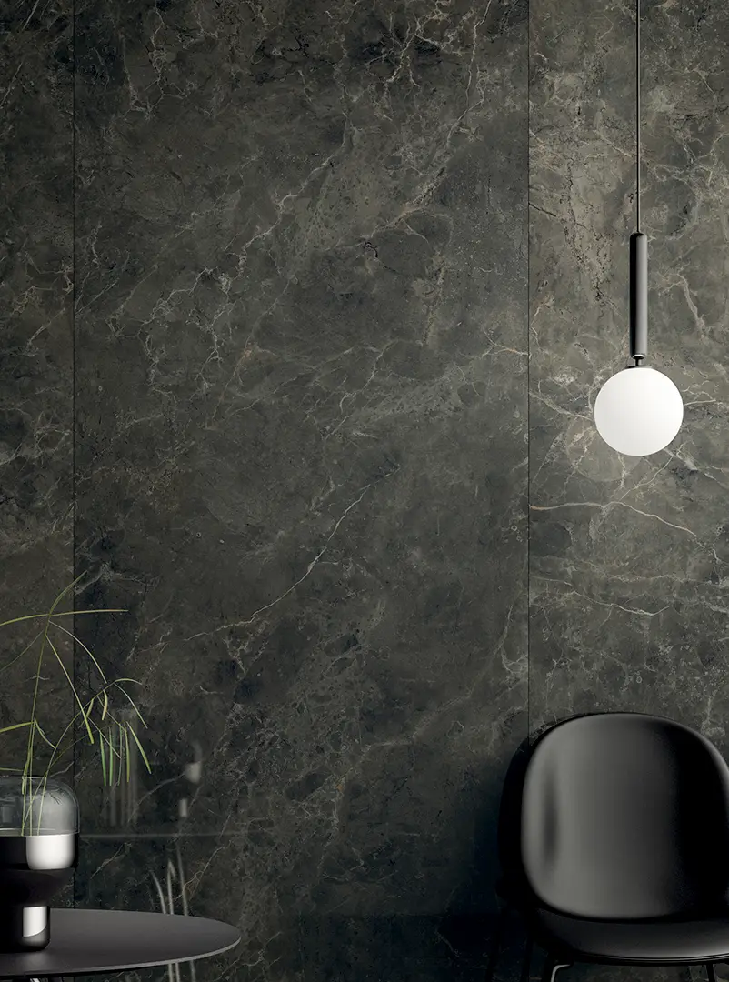 Badkamer met donker marmer en hanglamp