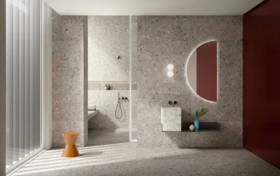 Badkamer met terrazzo tegels en ronde spiegel