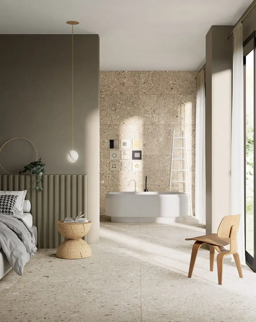 Sfeervolle badkamer met vrijstaand bad en natuursteen tegels