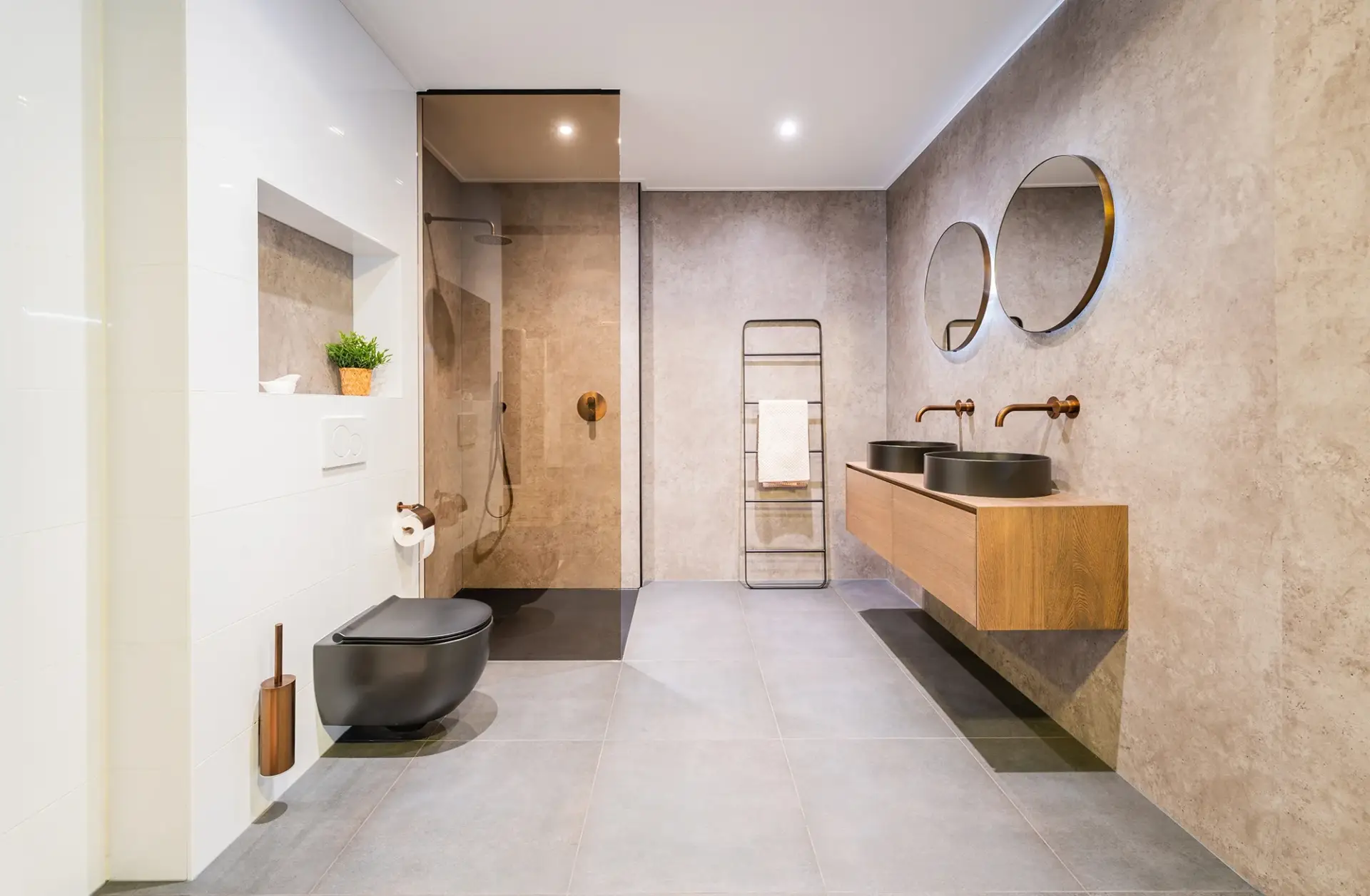 Moderne badkamer met inloopdouche en badmeubel